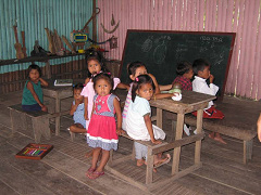 Amazonas-Flussdorf 02, die Schulkinder
                          gehen in die Schule