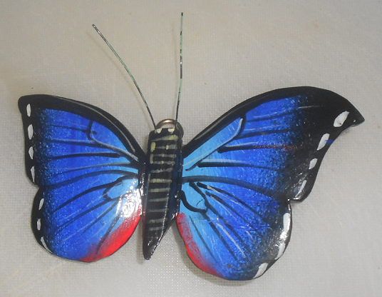 Artesan�a de los
                        shipibos: mariposa peque�a en madera para colgar
                        en la pared, color principal azul - regi�n de
                        Pucallpa (Per�)