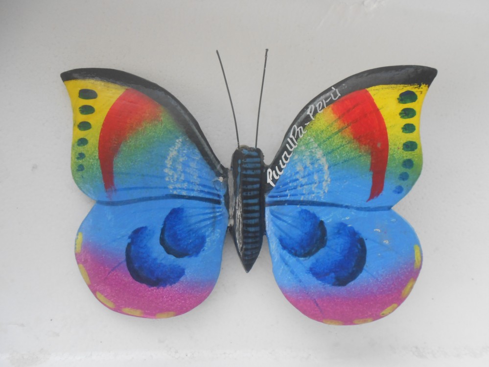 Mariposa grande en
                          madera pintada a mano por nativos Shipibos,
                          regi�n de Pucallpa (Per�), color principal
                          celeste