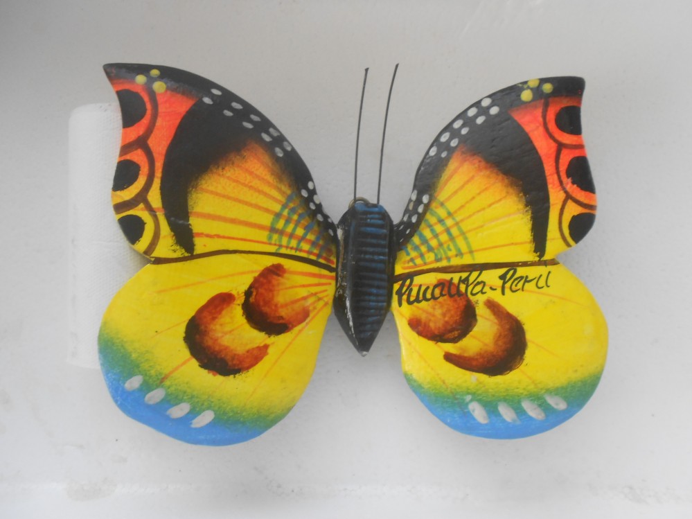 Mariposa grande
                        en madera, pintada a mano por nativos Shipibos,
                        regi�n de Pucallpa (Per�), color amarillo y
                        naranja