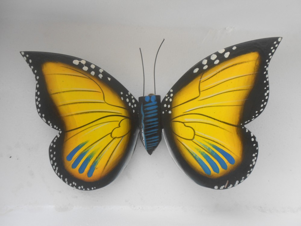 Mariposa grande en
                        madera, pintada a mano por nativos Shipibos,
                        regi�n de Pucallpa (Per�), color principal
                        amarillo