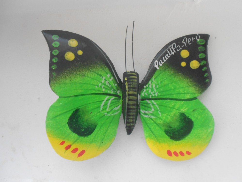 Mariposa grande en
                        madera, pintada a mano por nativos Shipibos,
                        regi�n de Pucallpa (Per�), color principal verde
                        claro