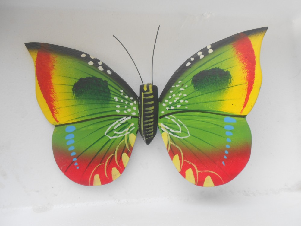 Mariposa
                        grande en madera, pintada a mano por nativos
                        Shipibos, regi�n de Pucallpa (Per�), colores
                        verde, amarillo, y rojo