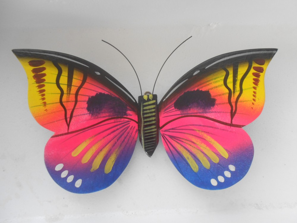 Mariposa
                        grande en madera, pintada a mano por nativos
                        Shipibos, regi�n de Pucallpa (Per�), colores
                        pink, azul, y amarillo