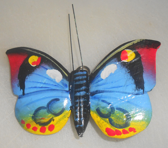 Peque�a mariposa de madera de
                                      9-11 cm de envergadura, pintada a
                                      mano por Shipibos de la regi�n de
                                      Pucallpa, color principal celeste