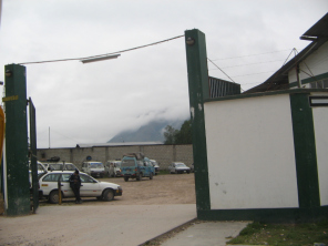 "Terminal terrestre"
                          ("Bodenverkehrs-Terminal") von
                          Oxapampa, Eingangstor