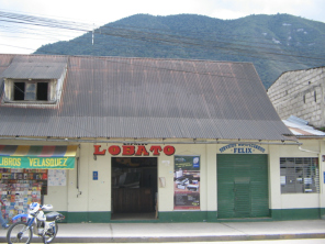Das B�ro der Busfirma Lobato von Oxapampa an der
                  Ecke Jir�n Bol�var / Jir�n Bolognesi. Das B�ro von
                  Lobato dient auch als Poststation f�r die Ind�genas
                  von Tsachopen.