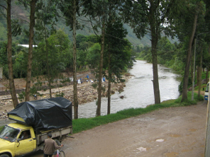 Der R�o Chontabamba, Sicht vom Markt aus
                          flussabw�rts