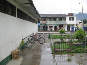Der Velost�nder am Markt. In ganz Lima habe ich
                  nie einen Velost�nder gesehen, hier in Oxapampa schon