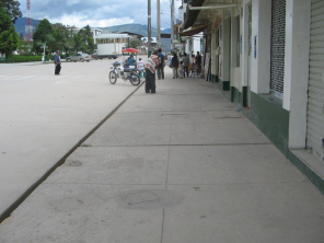 Jir�n Bol�var, Trottoir in rohem Zement 02