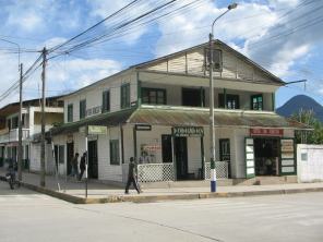 Notariatshaus an der Kreuzung Jir�n Grau /
                        Jir�n Bol�var