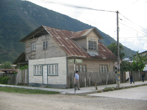 Das
                        alte, h�lzerne Giebelhaus am Jir�n Bol�var von
                        der Kreuzung Bol�var / Schauz aus gesehen.