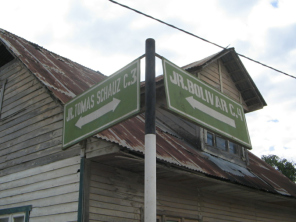 Die Strassenschilder an der Kreuzung Jir�n
                        Bol�var / Jir�n Schauz