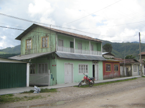 Jir�n Schauz, altes, h�lzernes Verandahaus
                        mit unnachahmlichem Flair in Hellgr�n mit
                        abgestelltem T�ff davor. Es fehlt allein an der
                        Renovation.