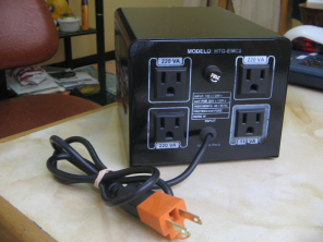 Stabilisator von Electromega, 1000 VA, die 4
                      Steckdosen, eine mit 110 Volt
