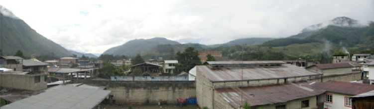 Panorama von Oxapampas Bergen gegen Norden hin vom
                Hostal Arias aus gesehen bei bew�lktem Himmel, die
                Urwaldberge sorgen immer f�r frische und gesunde Luft