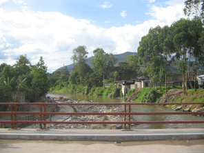 Die Villar-Br�cke (Puente Villar), Sicht
                        den R�o Chontabamba abw�rts in Richtung
                        Tsachopen, Huancabamba und Pozuzo. Hier sind
                        gerade die Bauarbeiten f�r eine
                        Flussbettverbreiterung und Uferbefestigung im
                        Gang.