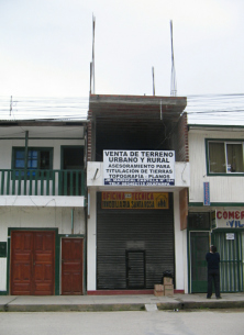 Oficina t�cnica in Oxapampa, Verkaufsstelle
                        f�r Landkarten der Region, Fassade 01