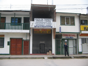 Oficina t�cnica in Oxapampa, Verkaufsstelle
                        f�r Landkarten der Region, Fassade 02
