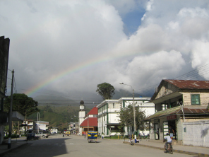 Jir�n Grau mit Gemeindehaus, Kirche und Regenbogen
                02. Die Harmonie tr�gt.