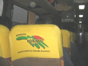 El
                          interior del bus de la empresa Lobato con el
                          dise�o al rev�s del puesto