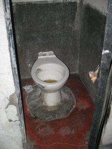 WC-H�sli der Rastst�tte mit WC-Sch�ssel
                          ohne Sp�lung