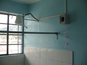Hostal Arias en Oxapampa, ducha
                          "Terma" con cables de corriente
                          arreglados m�s o menos seguro