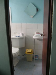 Hostal Arias, sauberes,
                            funktionierendes Bad mit Spiegel und sogar
                            sauber gestrichenen W�nden mit sauberer
                            Abgrenzung zu den Kacheln (scheinbar wurde
                            Klebeband benutzt)