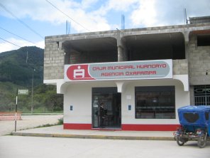 El banco "Caja municipal Huancayo" al
                Jiron Bol�var (segunda cuadra 2) en direcci�n de la
                Avenida San Mart�n. Aqu� se puede tambi�n mandar dinero
                por Western Union, con sistema electronico, m�s r�pido
                que con fax.