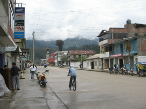 Jir�n Grau de Oxapampa con la municipalidad
                        y con la iglesia al fondo, despu�s un aguacero.
                        Oxapampa es llano y tiene mucho tr�fico de
                        bicicleta.
