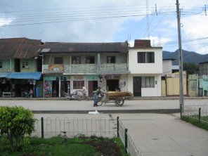 Una casa con veranda del tiempo fundador
                        "cristiano" en verde pastel al Jir�n
                        Bolognesi. Casas en madera as� en el estilo de
                        los Alpes son t�picos para Oxapampa.