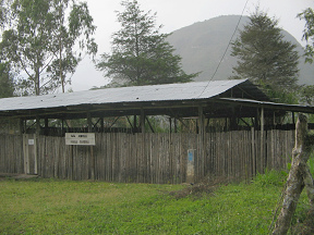 Das Yanesha-Gemeindehaus
                                        01