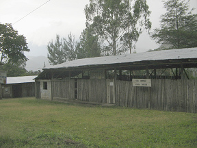 Das Yanesha-Gemeindehaus
                                        02