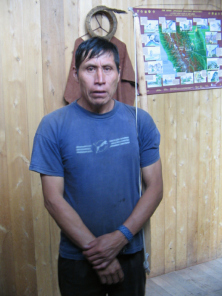 Francisco Espiritu mit Pfeilbogen,
                            frontal