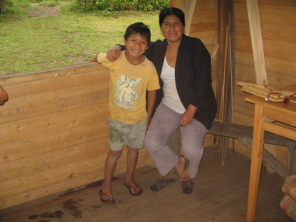 Frau Celia mit Neffe Josue 02, mit
                            Blitz