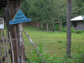 Das Schild am
                                        Kindergarteneingang in Yanesha /
                                        Amuesha-Sprache