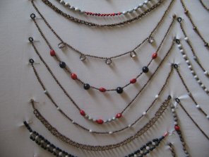 Collares en
                          semillas, primer plano