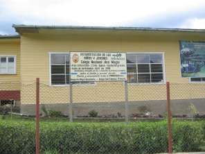 Quillaz� (Quillazu), casa con placa
                        referente a una reforestaci�n, primer plano