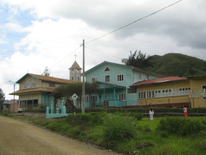 Quillazu (Quillaz�), grupo de casas con
                        iglesia del gringo