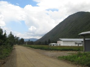 F�brica en el campo al inicio del camino