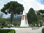 Oxapampa, Denkmal mit
Baumgestalten / monumento con figuras de
árboles Oxapampa, Denkmal mit
Baumgestalten / monumento con figuras de
árboles