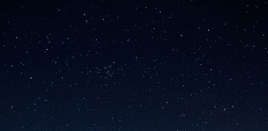 Cielo con estrellas,
                    cada una tiene apr. 10 planetas con una Tierra de
                    donde vienen extraterrestres (diosES)
